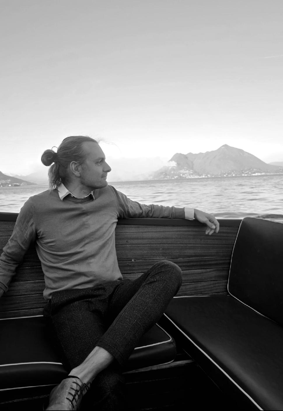 Portret van de oprichter van True North Guidance op het water